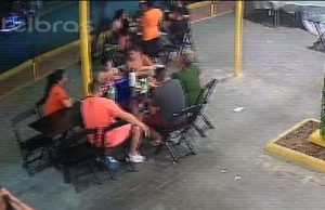 Homem é executado a tiros em praça de alimentação em Manaus Câmera flagra execução de homem em praça de alimentação em Manaus. Homem é executado a tiros em praça de alimentação em Manaus