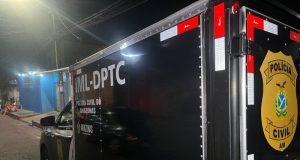 Homem é morto a facadas em invasão a casa no Novo AleixoDe acordo com informações da Polícia Militar, cerca de 10 suspeitos invadiram a casa da vítima. Homem é morto a facadas em invasão a casa no Novo Aleixo