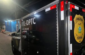 Homem é morto a facadas em invasão a casa no Novo AleixoDe acordo com informações da Polícia Militar, cerca de 10 suspeitos invadiram a casa da vítima. Homem é morto a facadas em invasão a casa no Novo Aleixo