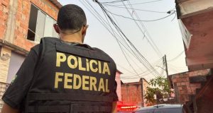 Homem é morto a pedradas e pauladas em ManausO corpo estava coberto por folhas de bananeiras. Homem é morto a pedradas e pauladas em Manaus