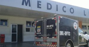 Homem é morto a tiros em feira da Panair em ManausDe acordo com a Polícia Militar, criminosos armados chegaram em um barco voadeira atirando em um grupo de pessoas no local. Homem é morto a tiros em feira da Panair em Manaus