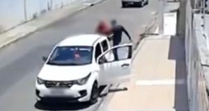 Idoso é agredido por motorista de aplicativo após pagar corrida duas vezesDe acordo com as informações, o passageiro fez o pagamento da corrida por meio de uma transferência PIX. Idoso é agredido por motorista de aplicativo após pagar corrida duas vezes