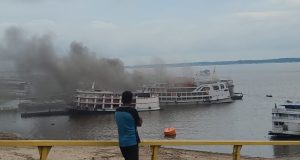 Vídeo: incêndio em embarcação no porto de Manaus assusta passageiros e causa pânicoO incêndio causou pânico entre passageiros e trabalhadores que estavam no local. Vídeo:incêndio em embarcação no porto de Manaus assusta passageiros e causa pânico