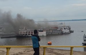 Vídeo: incêndio em embarcação no porto de Manaus assusta passageiros e causa pânicoO incêndio causou pânico entre passageiros e trabalhadores que estavam no local. Vídeo:incêndio em embarcação no porto de Manaus assusta passageiros e causa pânico