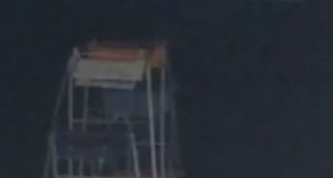 Jovem cai de roda gigante em parque de diversão no AMAdolescente ficou presa no brinquedo e se jogou, outras duas pessoas também ficaram presas. Jovem cai de roda gigante em parque de diversão no AM