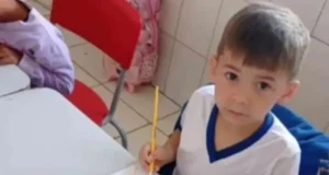 Menino de 4 anos morre atropelado por ônibus escolar na BahiaA criança chegou a ser socorrida para um hospital da cidade, mas não resistiu. Menino de 4 anos morre atropelado por ônibus escolar na Bahia