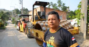 Moradores da comunidade Coliseu I comemoram obras do Asfalta AmazonasRecuperação viária vai contemplar 22 ruas da comunidade, na zona leste de Manaus Moradores da comunidade Coliseu I comemoram obras do Asfalta Amazonas
