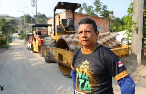 Moradores da comunidade Coliseu I comemoram obras do Asfalta AmazonasRecuperação viária vai contemplar 22 ruas da comunidade, na zona leste de Manaus Moradores da comunidade Coliseu I comemoram obras do Asfalta Amazonas