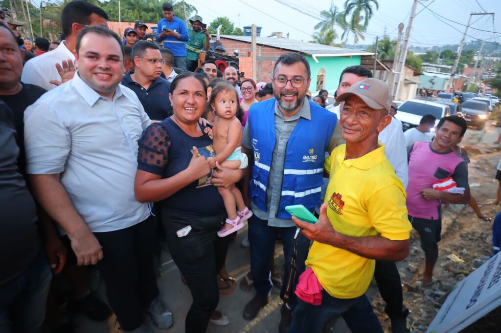 Moradores da comunidade Coliseu I comemoram obras do Asfalta Amazonas