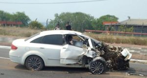 Motorista bate em poste e fica ferido em ManausO veículo e o poste de energia ficaram bastante destruídos. Motorista bate em poste e fica ferido em Manaus
