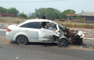 Motorista bate em poste e fica ferido em ManausO veículo e o poste de energia ficaram bastante destruídos. Motorista bate em poste e fica ferido em Manaus