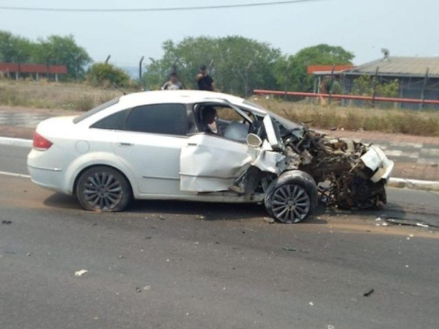 Motorista bate em poste e fica ferido em Manaus