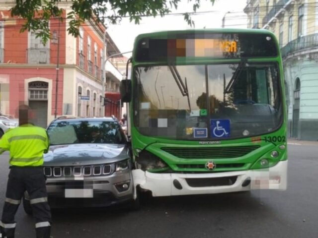 Motorista fica ferido após colisão entre carro e ônibus em Manaus Motorista fica ferido após colisão entre carro e ônibus em Manaus