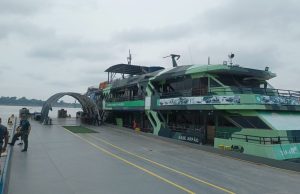 Mulher dá à luz dentro de bote no Rio Solimões com auxílio do Corpo de BombeirosMãe recebeu auxílio do Corpo de Bombeiros, bebê nasceu dentro de um bote, os dois passam bem. Mulher dá à luz dentro de bote no Rio Solimões com auxílio do Corpo de Bombeiros