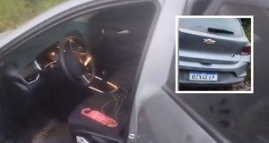 Mulher é encontrada morta com marcas de tiros dentro de carro abandonado na Estrada de Novo AirãoDe acordo com informações da Polícia Militar, o corpo da mulher foi encontrado por motoristas que passavam pela área. Mulher é encontrada morta com marcas de tiros dentro de carro abandonado na Estrada de Novo Airão