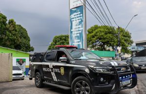 Filha é presa por abandonar pai idoso em via pública e aplicar golpe de R$ 20 milApós ser presa, a mulher confessou o crime e disse que preferia ser presa a cuidar do pai. Filha é presa por abandonar pai idoso em via pública e aplicar golpe de R$ 20 mil