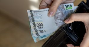O que fazer se não recebeu a primeira parcela do 13º salário?A primeira parcela do 13º salário tem que ser paga até o dia 30 de novembro. Se você não recebeu o seu pagamento até esta data, é importante tomar as seguintes medidas: O que fazer se não recebeu a primeira parcela do 13º salário? O que fazer se não recebeu a primeira parcela do 13º salário?