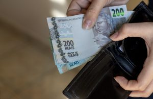 O que fazer se não recebeu a primeira parcela do 13º salário?A primeira parcela do 13º salário tem que ser paga até o dia 30 de novembro. Se você não recebeu o seu pagamento até esta data, é importante tomar as seguintes medidas: O que fazer se não recebeu a primeira parcela do 13º salário? O que fazer se não recebeu a primeira parcela do 13º salário?