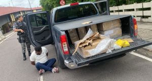 Polícia prende homem com 300 quilos de drogas em picape na zona centro-sul de ManausDurante a revista na carroceria do veículo, os policiais encontraram várias caixas de papelão com diversos tabletes de entorpecentes. Polícia prende homem com 300 quilos de drogas em picape na zona centro-sul de Manaus
