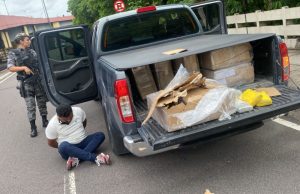 Polícia prende homem com 300 quilos de drogas em picape na zona centro-sul de ManausDurante a revista na carroceria do veículo, os policiais encontraram várias caixas de papelão com diversos tabletes de entorpecentes. Polícia prende homem com 300 quilos de drogas em picape na zona centro-sul de Manaus