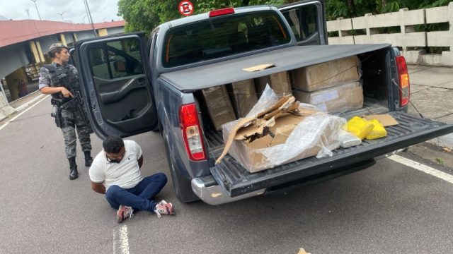 Polícia prende homem com 300 quilos de drogas em picape na zona centro-sul de Manaus Polícia prende homem com 300 quilos de drogas em picape na zona centro-sul de Manaus