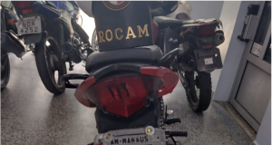 Policiais militares recuperam motocicleta roubada e prendem casal na zona centro-oeste de ManausA ação foi resultado de uma denúncia recebida. Policiais militares recuperam motocicleta roubada e prendem casal na zona centro-oeste de Manaus