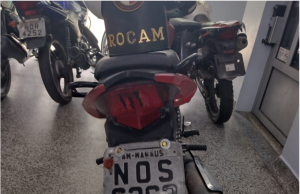 Policiais militares recuperam motocicleta roubada e prendem casal na zona centro-oeste de ManausA ação foi resultado de uma denúncia recebida. Policiais militares recuperam motocicleta roubada e prendem casal na zona centro-oeste de Manaus