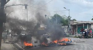 População protesta contra a morte de jovem encontrado com saco na cabeçaO jovem estava desaparecido desde quinta-feira (16). População protesta contra a morte de jovem encontrado com saco na cabeça