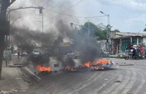 População protesta contra a morte de jovem encontrado com saco na cabeçaO jovem estava desaparecido desde quinta-feira (16). População protesta contra a morte de jovem encontrado com saco na cabeça
