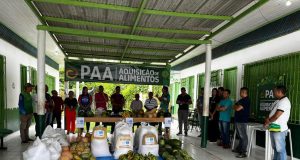 Programa de Aquisição de Alimentos beneficia famílias e hospital em Eirunepé1,5 tonelada de produtos da agricultura familiar foram entregues em doação simultânea ao CRAS e ao Hospital Regional Vinícius Conrado, beneficiando 547 pessoas. Programa de Aquisição de Alimentos beneficia famílias e hospital em Eirunepé