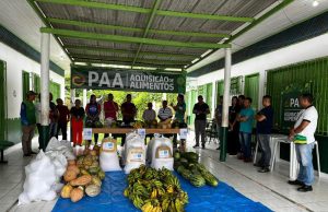 Programa de Aquisição de Alimentos beneficia famílias e hospital em Eirunepé1,5 tonelada de produtos da agricultura familiar foram entregues em doação simultânea ao CRAS e ao Hospital Regional Vinícius Conrado, beneficiando 547 pessoas. Programa de Aquisição de Alimentos beneficia famílias e hospital em Eirunepé