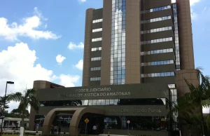 Sete pessoas ficaram feridas após elevador cair no TJAMTodas as vítimas foram socorridas e receberam atendimento médico. Sete pessoas ficaram feridas após elevador cair no TJAM