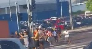 Vídeo: torcedores de futebol se envolvem em confusão generalizada em ManausUma partida de futebol pelo Campeonato Amazonense terminou em confusão na tarde desta quarta-feira (15), no Estádio Carlos Zamith. Vídeo: torcedores de futebol se envolvem em confusão generalizada em Manaus