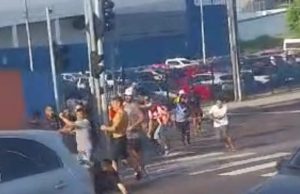 Vídeo: torcedores de futebol se envolvem em confusão generalizada em ManausUma partida de futebol pelo Campeonato Amazonense terminou em confusão na tarde desta quarta-feira (15), no Estádio Carlos Zamith. Vídeo: torcedores de futebol se envolvem em confusão generalizada em Manaus