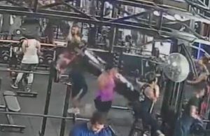 Vídeo: aparelho de academia cai sobre aluno em ItambacuriSegundo a direção da academia, o aparelho envolvido na ocorrência é novo e estava em perfeitas condições de uso. Vídeo: aparelho de academia cai sobre aluno em Itambacuri