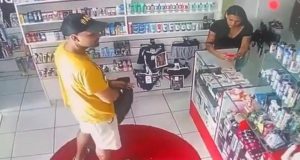 Vídeo: assaltante devolve celular de mulher após ser comovido pelo choroO assaltante, que estava armado, ficou comovido com o choro da vítima. Vídeo: assaltante devolve celular de mulher após ser comovido pelo choro