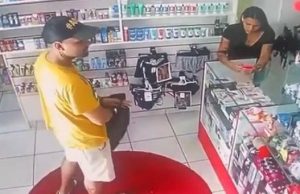 Vídeo: assaltante devolve celular de mulher após ser comovido pelo choroO assaltante, que estava armado, ficou comovido com o choro da vítima. Vídeo: assaltante devolve celular de mulher após ser comovido pelo choro