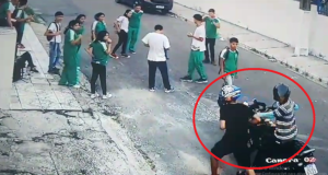 Vídeo: assaltantes armados roubam estudantes em frente a escola em ManausNas imagens, é possível ver que dois homens em uma motocicleta se aproximam da escola e um deles desce armado. Vídeo: assaltantes armados roubam estudantes em frente a escola em Manaus