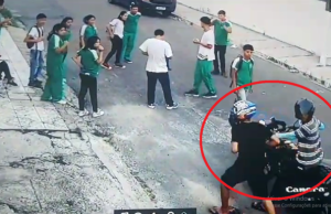 Vídeo: assaltantes armados roubam estudantes em frente a escola em ManausNas imagens, é possível ver que dois homens em uma motocicleta se aproximam da escola e um deles desce armado. Vídeo: assaltantes armados roubam estudantes em frente a escola em Manaus