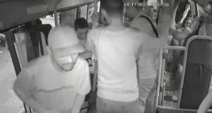 Vídeo: assaltantes armados tocam o terror em ônibus do transporte alternativo em ManausImagens de câmeras de segurança registraram o momento em que três homens armados assaltaram um ônibus. Vídeo: assaltantes armados tocam o terror em ônibus do transporte alternativo em Manaus