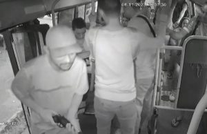 Vídeo: assaltantes armados tocam o terror em ônibus do transporte alternativo em ManausImagens de câmeras de segurança registraram o momento em que três homens armados assaltaram um ônibus. Vídeo: assaltantes armados tocam o terror em ônibus do transporte alternativo em Manaus