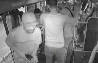 Vídeo: assaltantes armados tocam o terror em ônibus do transporte alternativo em Manaus Vídeo: assaltantes armados tocam o terror em ônibus do transporte alternativo em Manaus