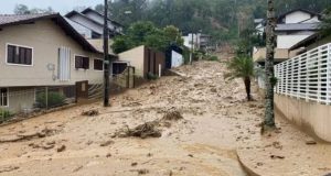 Vídeo: avalanche de lama invade rua em Blumenau (SC)Fortes chuvas provocaram deslizamento que atingiram dezenas de casas. Vídeo: avalanche de lama invade rua em Blumenau (SC)