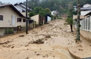 Vídeo: avalanche de lama invade rua em Blumenau (SC)Fortes chuvas provocaram deslizamento que atingiram dezenas de casas. Vídeo: avalanche de lama invade rua em Blumenau (SC)