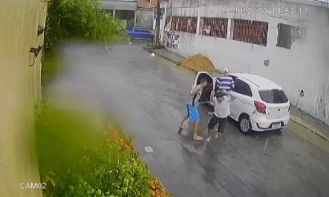 Vídeo: bandidos roubam carro após arrancar motorista de dentro do veículo em Manaus