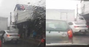 Vídeo: caminhão desliza na pista molhada e atropela motocicleta em ManausTrânsito ficou congestionado na avenida Brigadeiro Hilário Grujão, popularmente conhecida como “Fuxico”. Vídeo: caminhão desliza na pista molhada e atropela motocicleta em Manaus