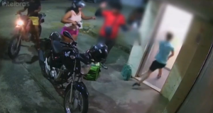 Vídeo: entregador é assaltado por casal em FortalezaCliente consegue fugir para dentro de casa. Vídeo: entregador é assaltado por casal em Fortaleza