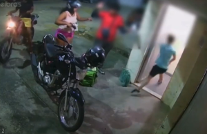 Vídeo: entregador é assaltado por casal em FortalezaCliente consegue fugir para dentro de casa. Vídeo: entregador é assaltado por casal em Fortaleza