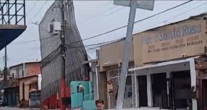 Vídeo: forte ventania destrói telhados de casas em ManausUm vídeo compartilhado nas redes sociais mostra como ficou uma das casas após a ventania. Vídeo: forte ventania destrói telhados de casas em Manaus