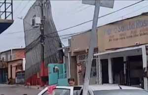 Vídeo: forte ventania destrói telhados de casas em ManausUm vídeo compartilhado nas redes sociais mostra como ficou uma das casas após a ventania. Vídeo: forte ventania destrói telhados de casas em Manaus